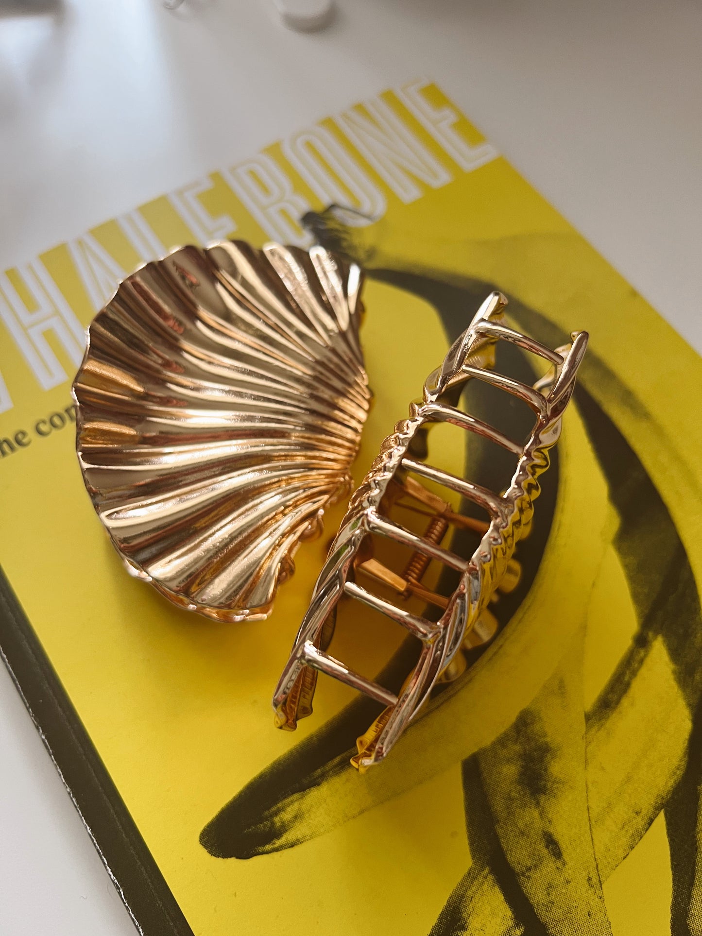 Golden Hour Seashell Hair Claw